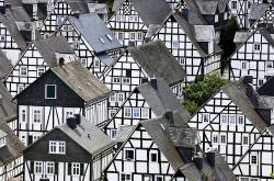 英雄联盟总决赛-绿茵场的双重隐喻，国家德比的纯粹与乌克兰足球的伤痕