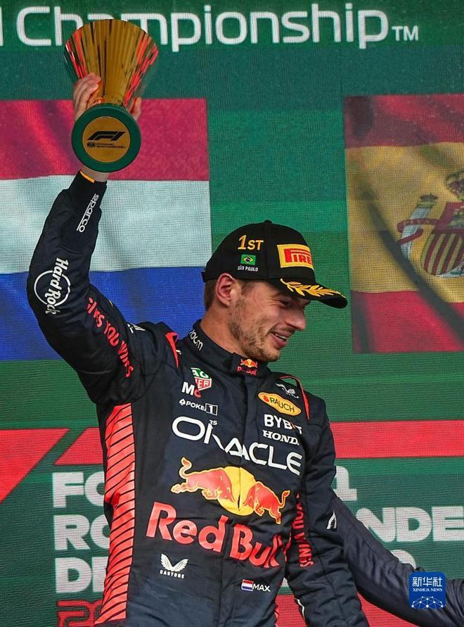 关于阿斯顿马丁绝杀梅赛德斯，维斯塔潘点燃赛场的信息