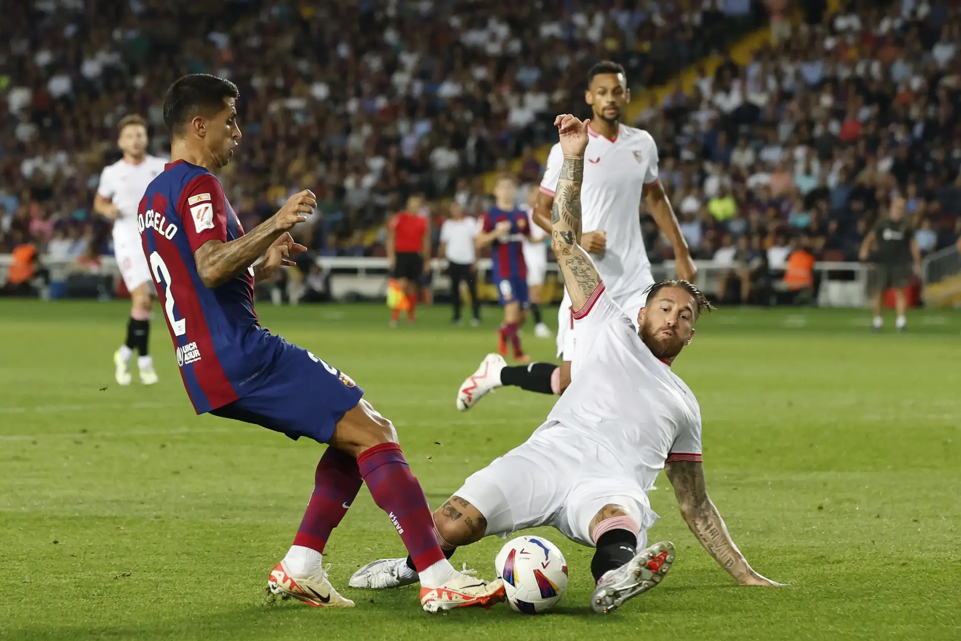 那不勒斯绝杀巴黎，迪马利亚点燃赛场的简单介绍