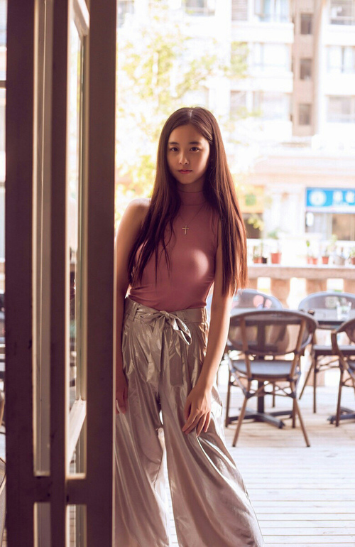 时间冻结夜，克瓦拉茨赫利亚的篮球场上足球头槌