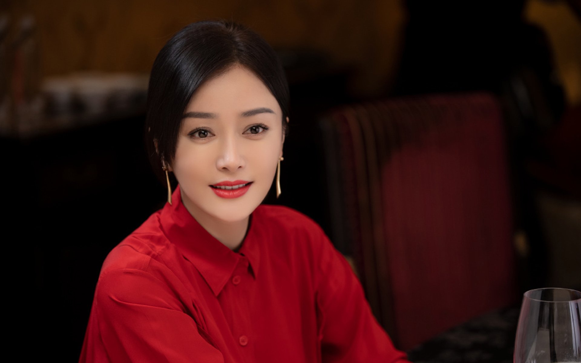 这是一篇为您定制的、充满戏剧张力和唯一性叙事角度的文章